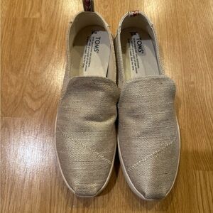 NWOT TOMS Women’s Tan Slip-On Shoes